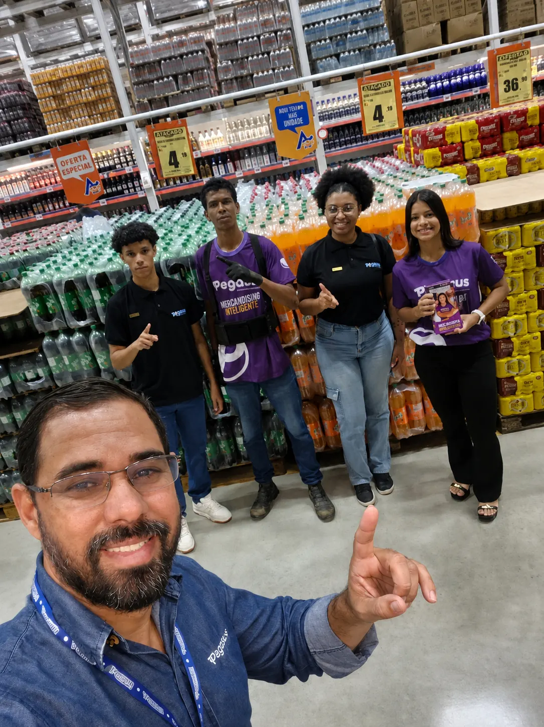 Merchandising em gondola de supermercado com produtos organizados para melhor exposicao e aumento do share de prateleira